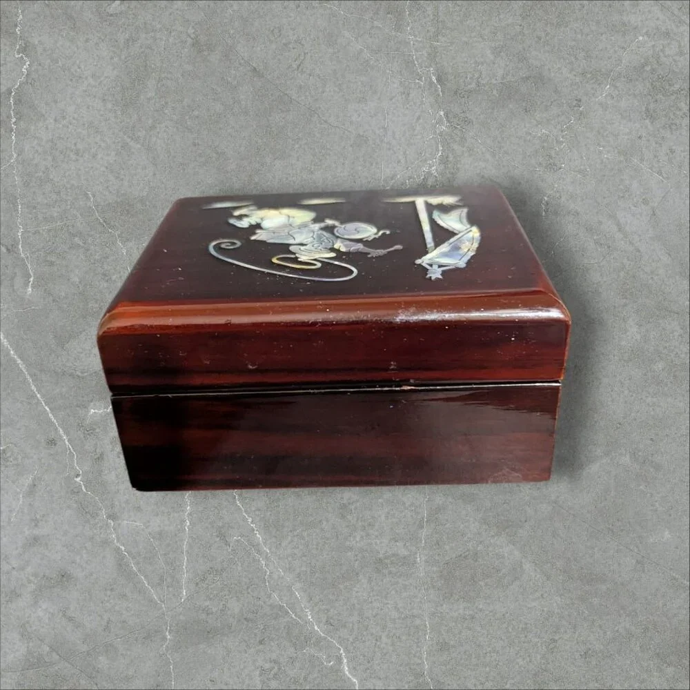 Vintage Wooden Trinket Box With Inlaid Mother-Of-Pearl‎ Design